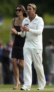 Elizabeth Hurley feet photo thumbnail