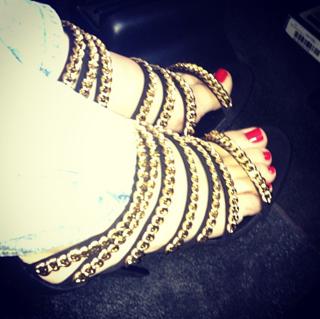Khloé Kardashian feet photo thumbnail
