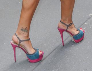 Denise Richards feet photo thumbnail