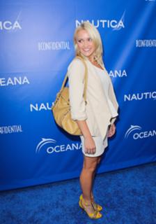 Emily Osment feet photo thumbnail