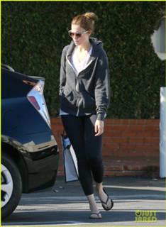 Mandy Moore feet photo thumbnail