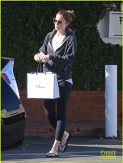 Mandy Moore feet photo thumbnail