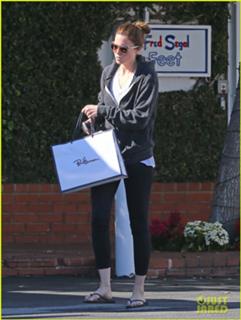 Mandy Moore feet photo thumbnail