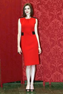 Anne Hathaway feet photo thumbnail