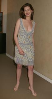 Anne Hathaway feet photo thumbnail
