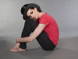Anne Hathaway feet photo thumbnail