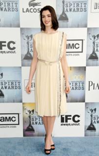 Anne Hathaway feet photo thumbnail