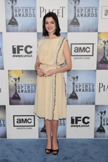 Anne Hathaway feet photo thumbnail