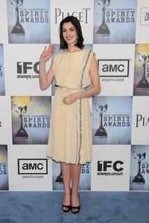 Anne Hathaway feet photo thumbnail
