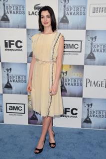 Anne Hathaway feet photo thumbnail