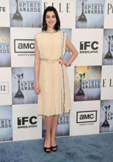 Anne Hathaway feet photo thumbnail