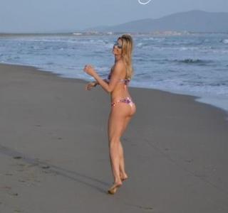 Elena Santarelli feet photo thumbnail