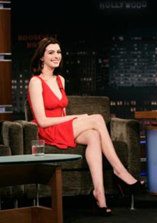Anne Hathaway feet photo thumbnail