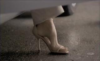 Claudia Schiffer feet photo thumbnail