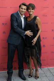 Halle Berry feet photo thumbnail