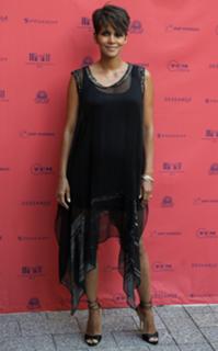 Halle Berry feet photo thumbnail