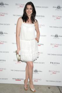 Anne Hathaway feet photo thumbnail