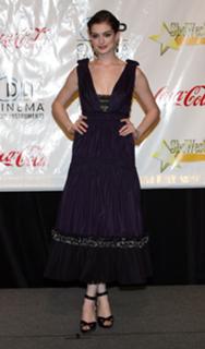 Anne Hathaway feet photo thumbnail