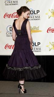 Anne Hathaway feet photo thumbnail
