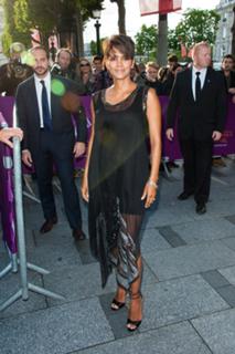 Halle Berry feet photo thumbnail