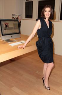 Anne Hathaway feet photo thumbnail