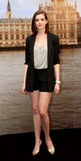 Anne Hathaway feet photo thumbnail