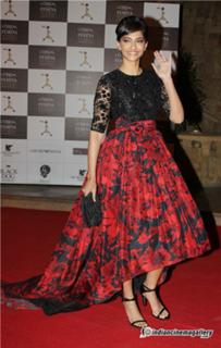 Sonam Kapoor feet photo thumbnail