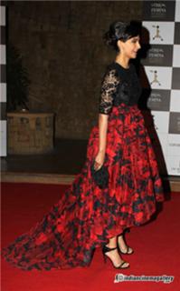 Sonam Kapoor feet photo thumbnail