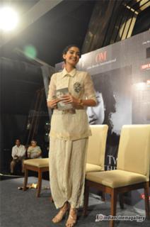 Sonam Kapoor feet photo thumbnail