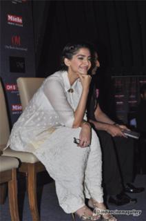 Sonam Kapoor feet photo thumbnail