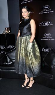 Sonam Kapoor feet photo thumbnail