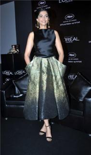 Sonam Kapoor feet photo thumbnail