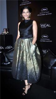 Sonam Kapoor feet photo thumbnail