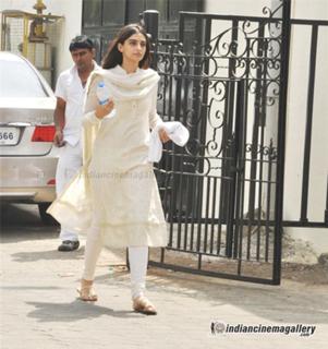 Sonam Kapoor feet photo thumbnail