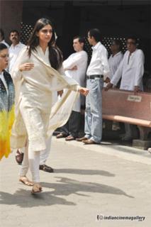 Sonam Kapoor feet photo thumbnail