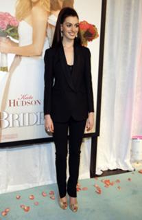 Anne Hathaway feet photo thumbnail