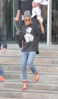 Rihanna feet photo thumbnail