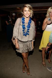 Julianne Hough feet photo thumbnail