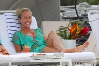 Kendra Wilkinson feet photo thumbnail