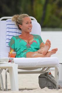 Kendra Wilkinson feet photo thumbnail