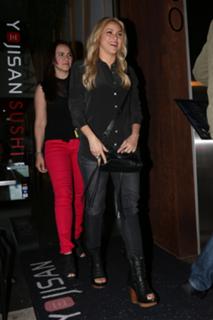 Shakira feet photo thumbnail