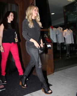 Shakira feet photo thumbnail
