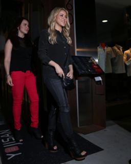 Shakira feet photo thumbnail