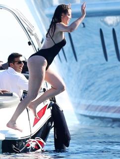 Khloé Kardashian feet photo thumbnail
