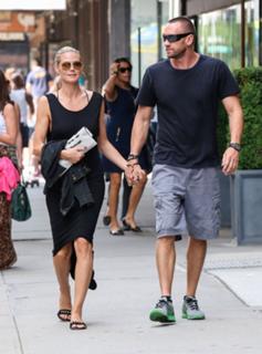 Heidi Klum feet photo thumbnail