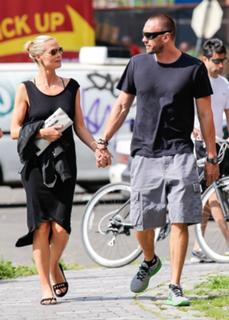 Heidi Klum feet photo thumbnail