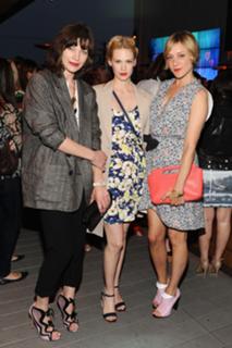 Milla Jovovich feet photo thumbnail