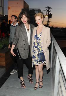 Milla Jovovich feet photo thumbnail