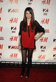 Selena Gomez feet photo thumbnail