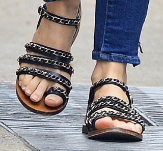 Jessica Biel feet photo thumbnail